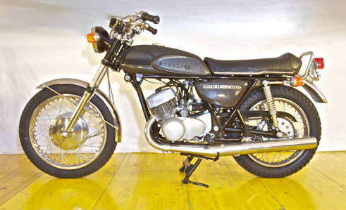 Kawasaki Mach III 1st 500cc black from 1970